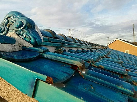 加古川市にて棟付近のズレた瓦